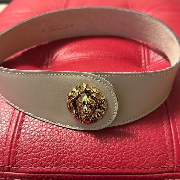 Anna Klien Accessories - Vintage Anna Klein beige tan leather wide belt with goldtone lion head Sz M